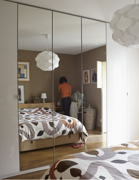 Chambre à coucher Feng Shui, les miroirs le long du lit.